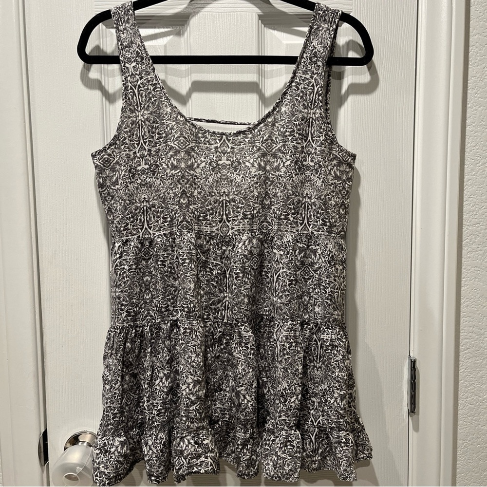 Sun and shadow sleeveless flowy top floral geometric black white grey size M